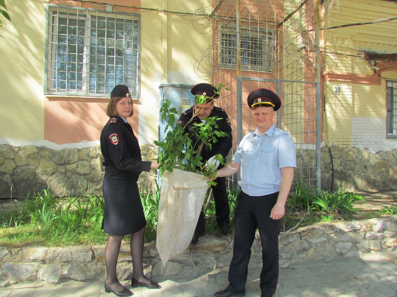 Сотрудники полиции накануне Дня Победы присоединились к Всероссийской акции «Сад Победы».