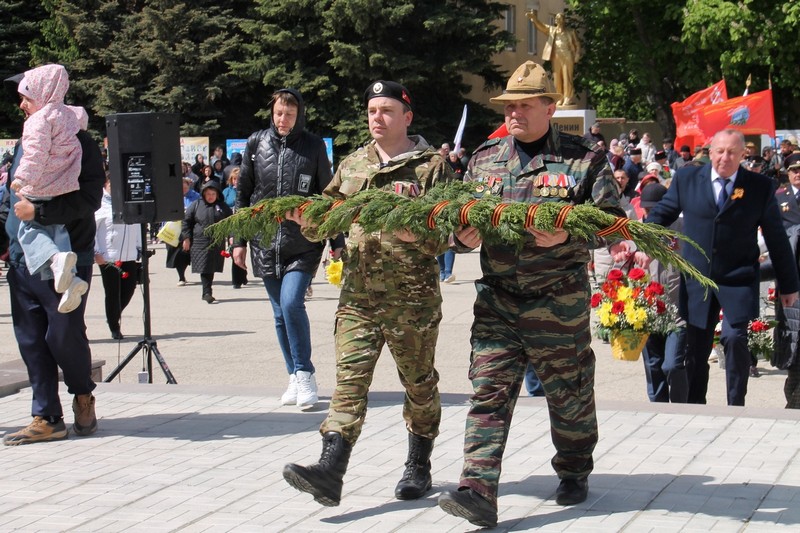 Возложение цветов у мемориала воинам, павшим в Великой Отечественной войне.