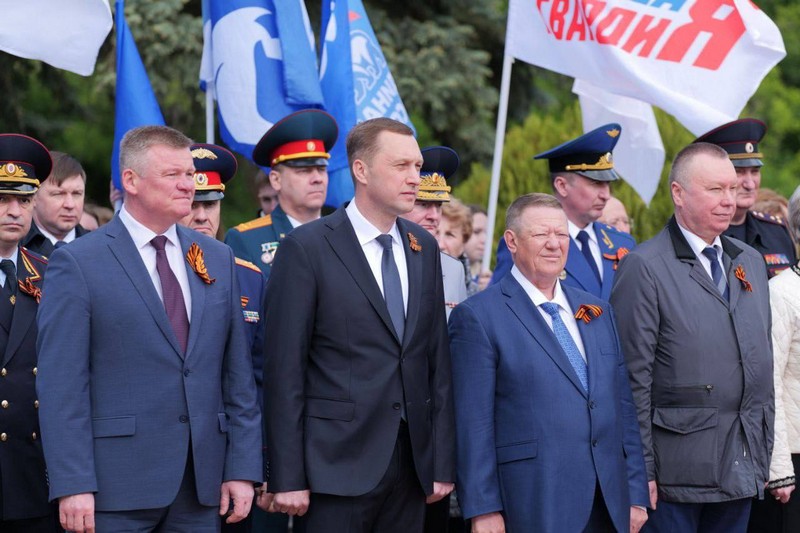 Роман Бусаргин принял участие в торжественной церемонии возложения венков и цветов к Мемориалу защитникам Отечества.