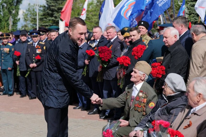 Губернатор Роман Бусаргин вместе с саратовцами почтил память павших в годы Великой Отечественной войны земляков.