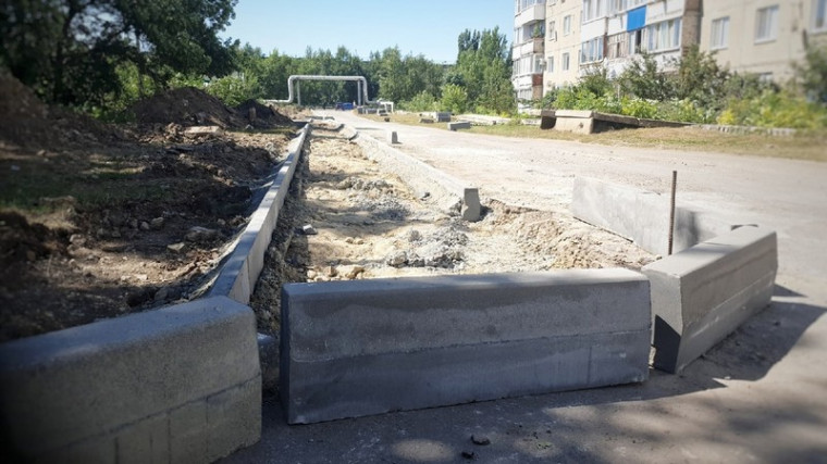 Несмотря на выходные, продолжаются работы по обустройству новых тротуаров в г. Красноармейске.